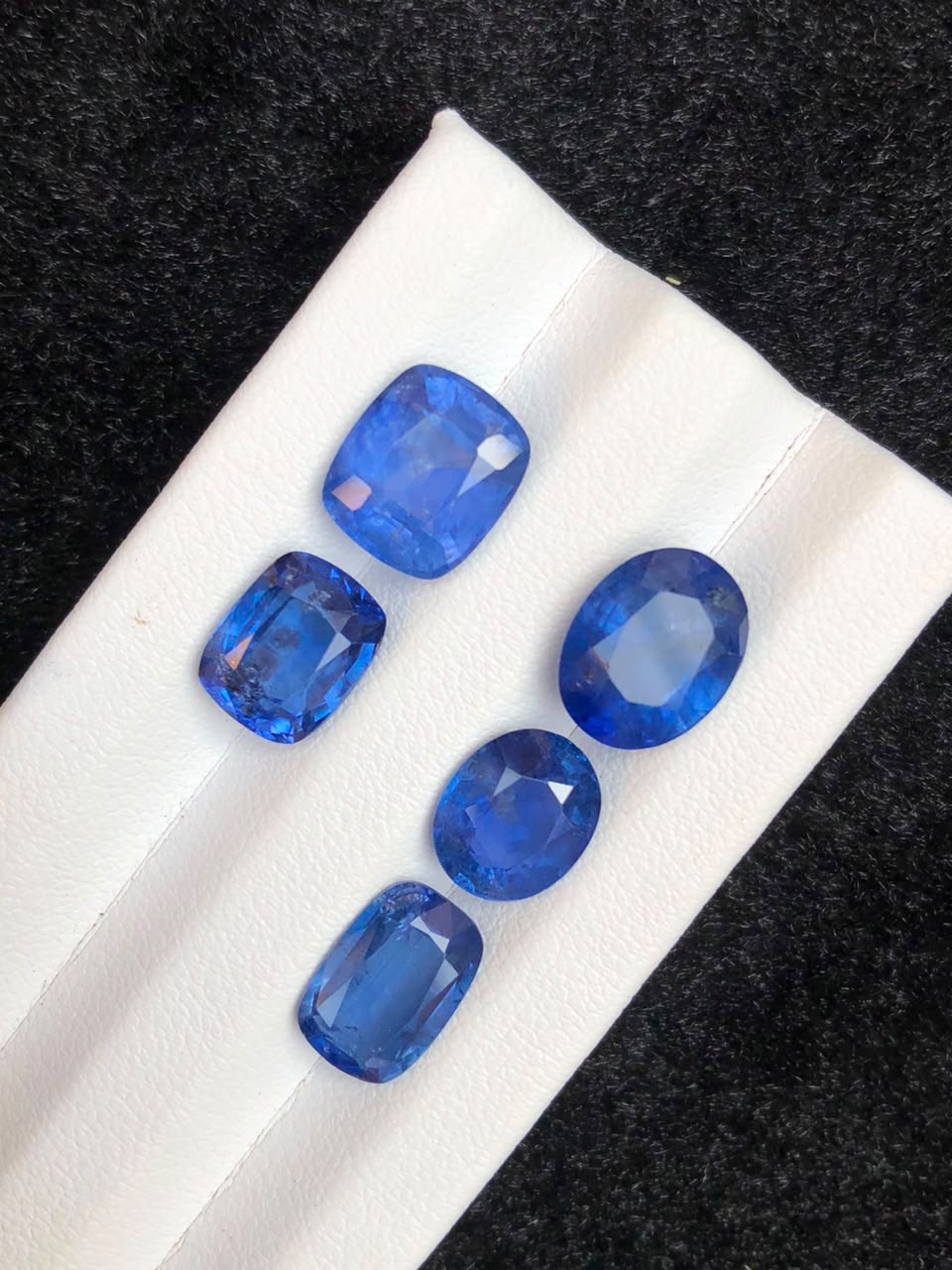 16.60 Carat Natural Ceylon Blue Sapphire Lot for Sale from Sri Lanka