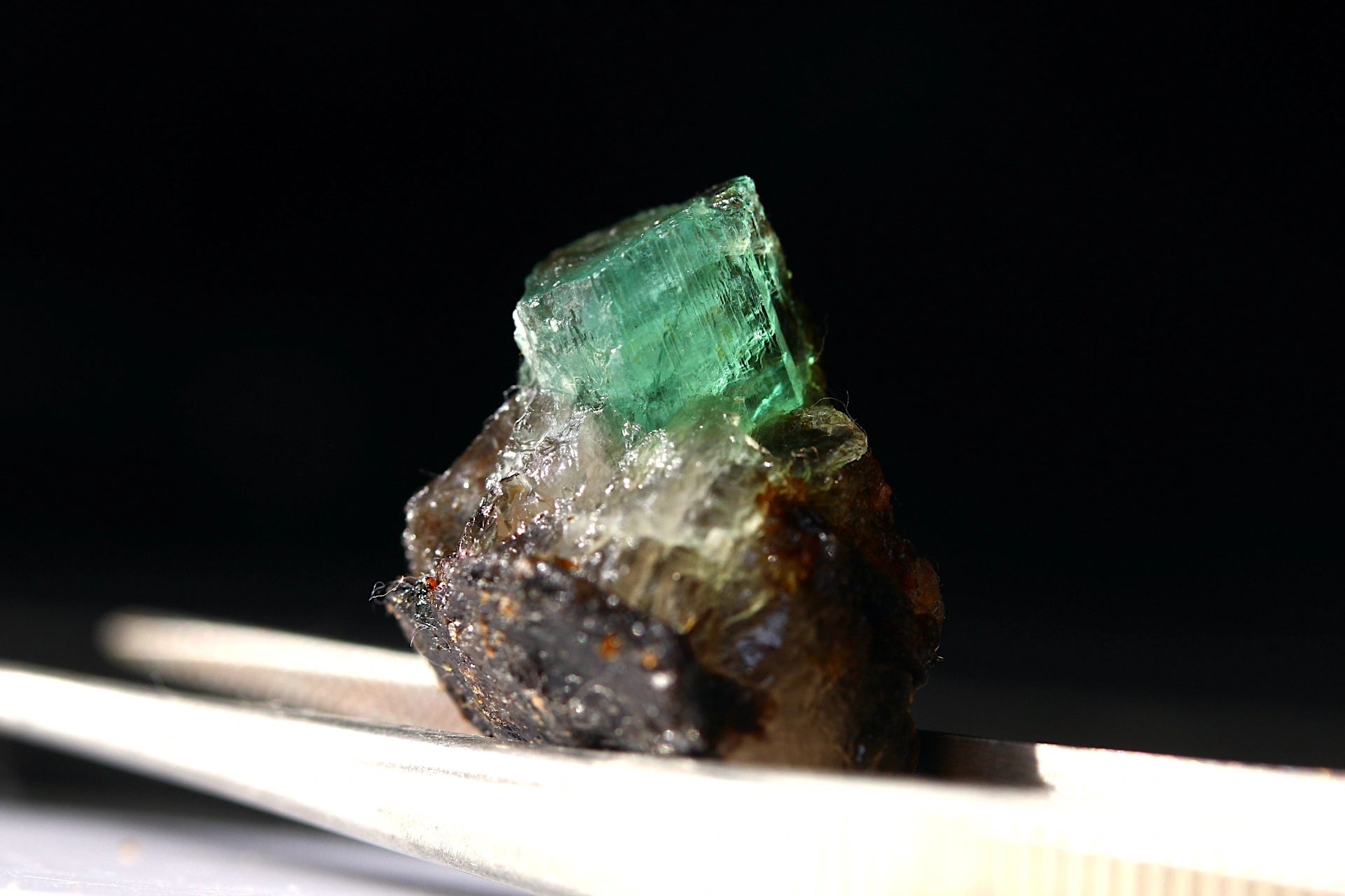 32 Carats Emerald from Chitral in Quartz-Bearing Schist Matrix – Hindu Kush Metamorphic Zone